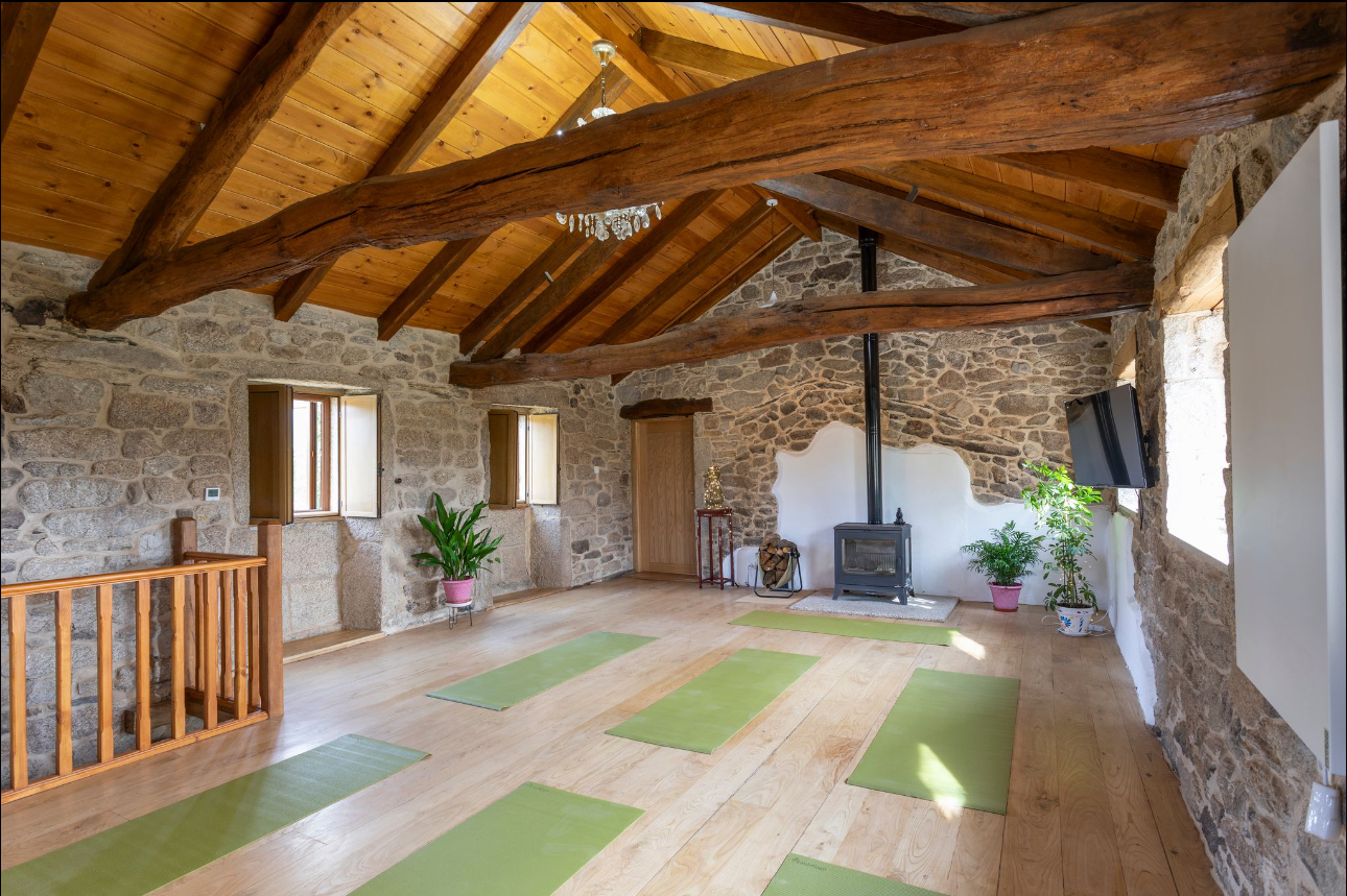 Sala de yoga con esterillas - The Land of Eve