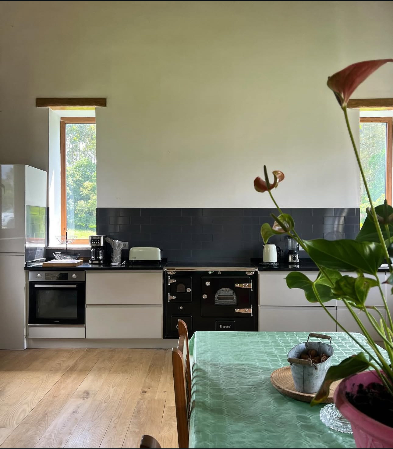 Cocina equipada con cocina de leña