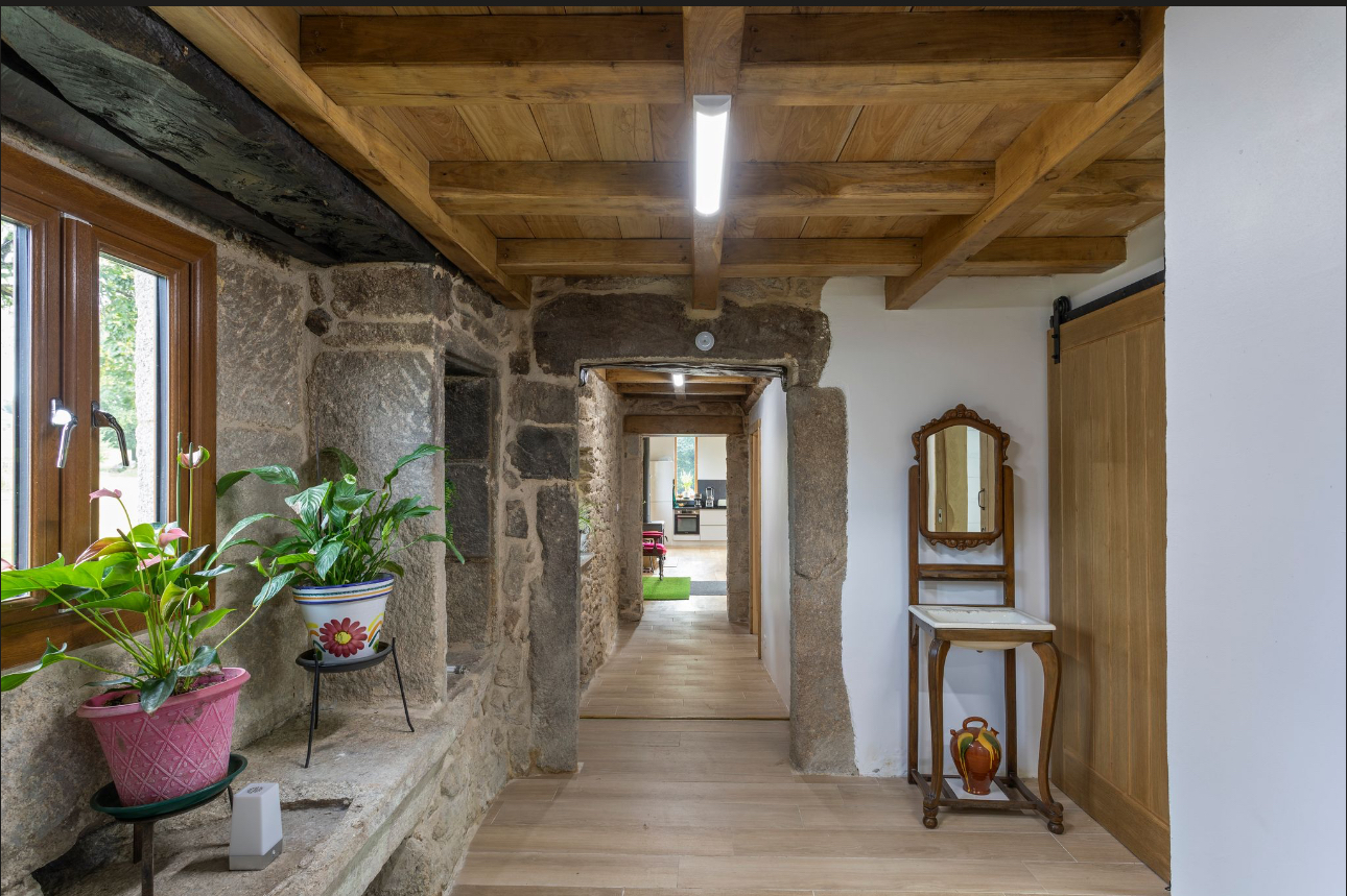 Pasillo con piedra centenaria y detalles gallegos