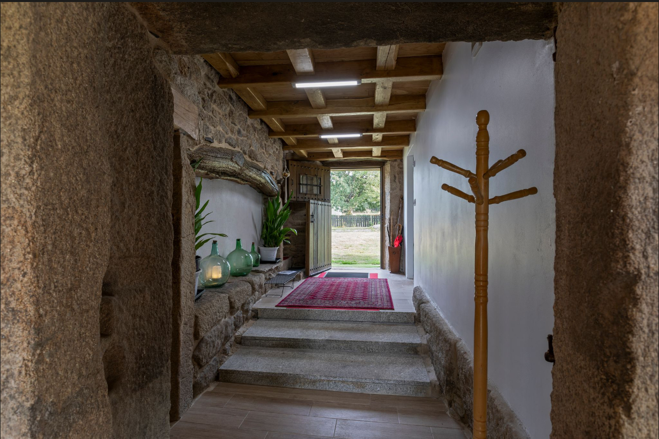Entrada y pasillo con escaleras de piedra