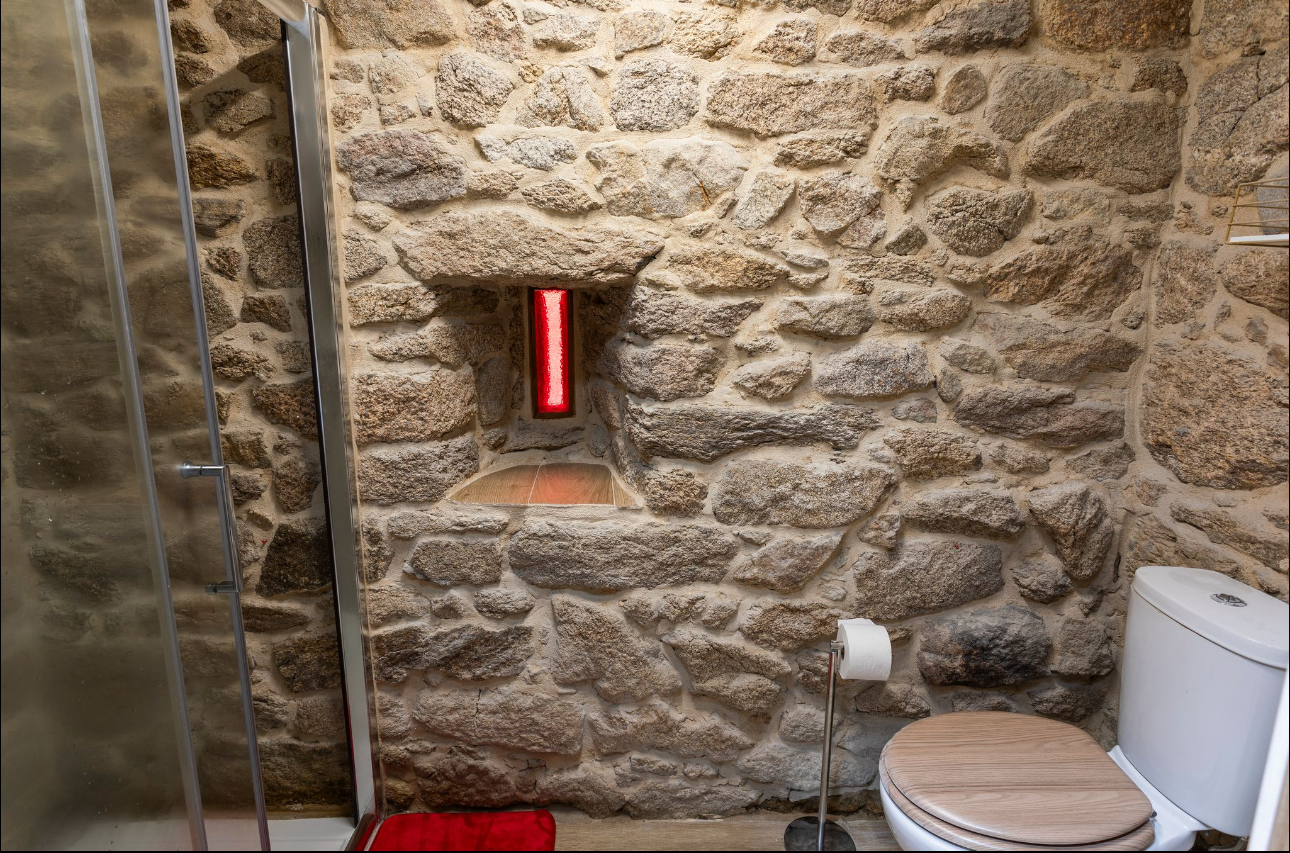 Baño con piedra y luz roja