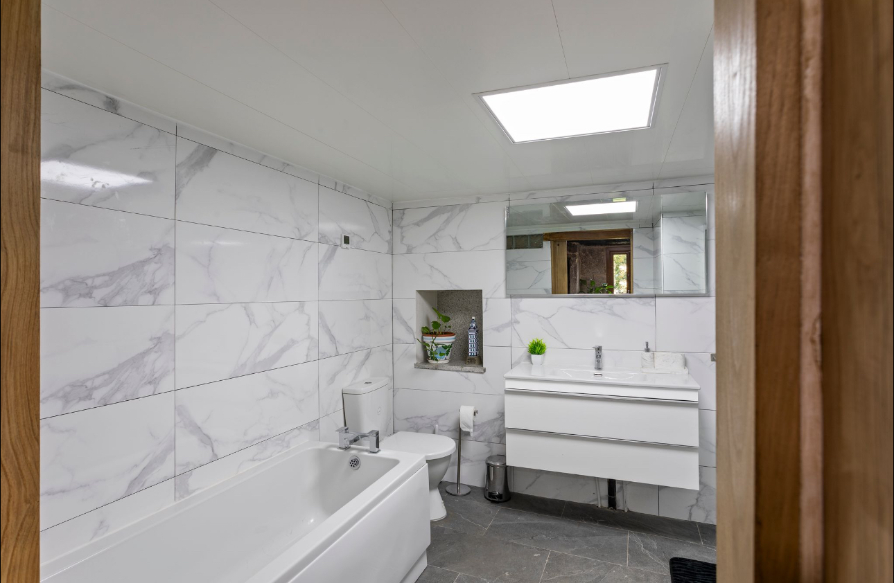 Baño del pasillo con mármol