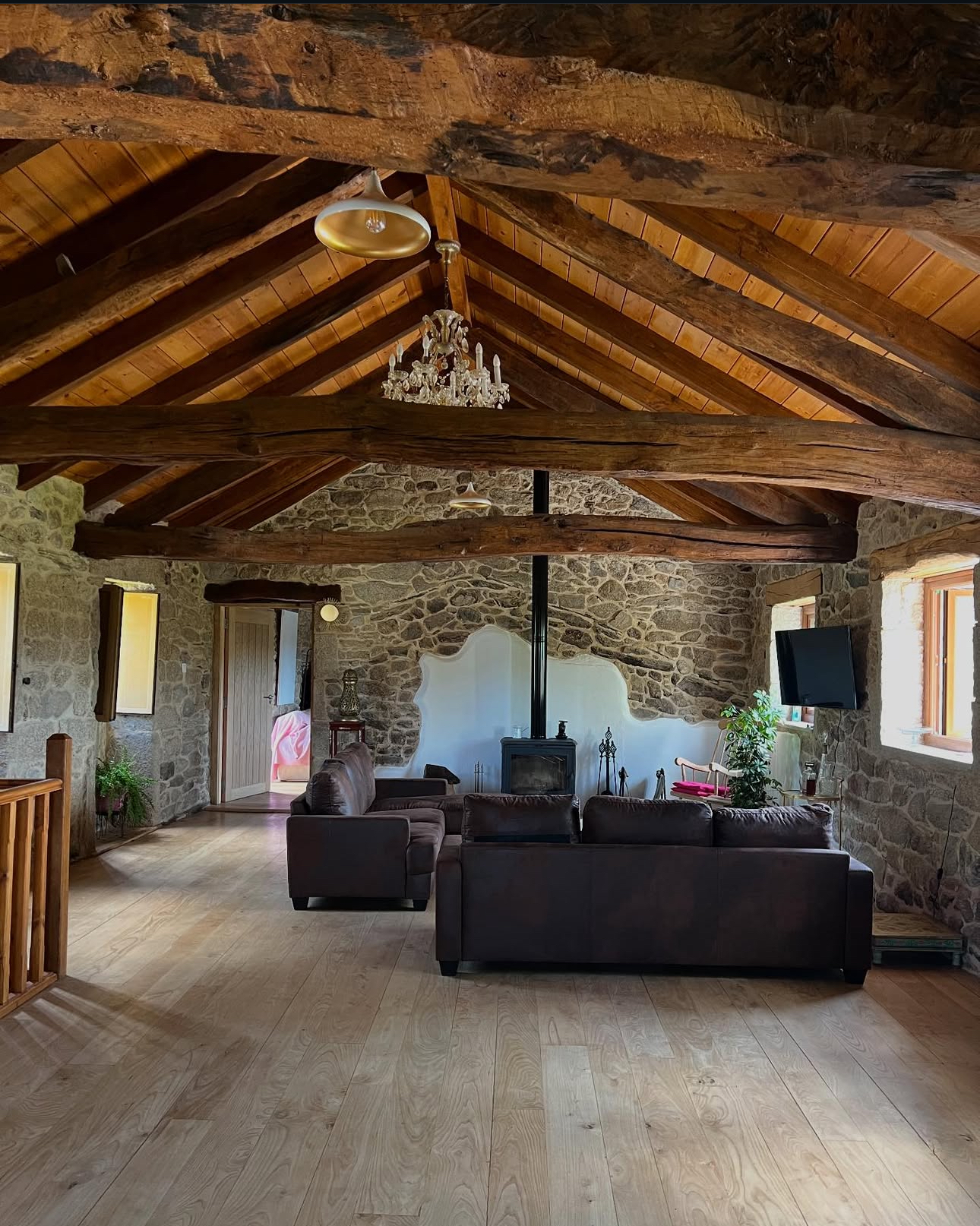 Salón con chimenea y vigas de madera