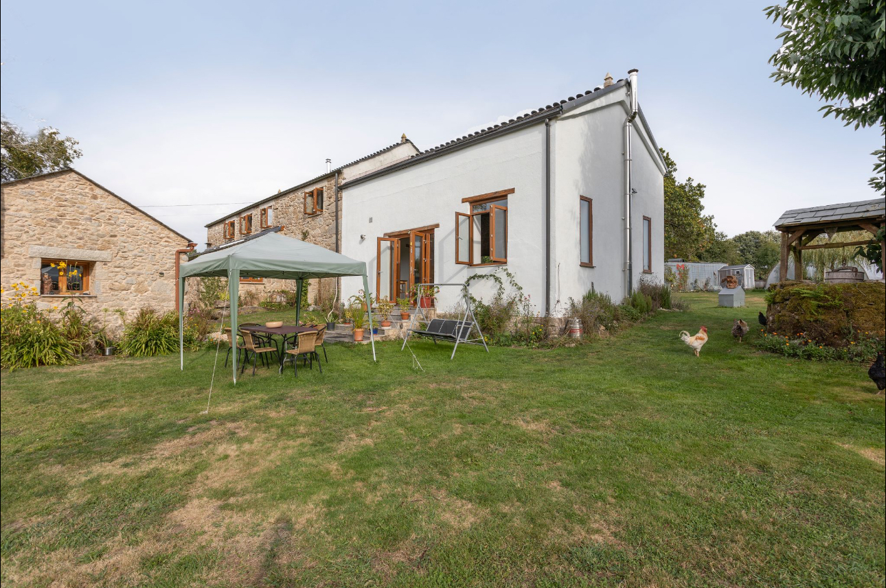 Exterior con jardín y gallinas