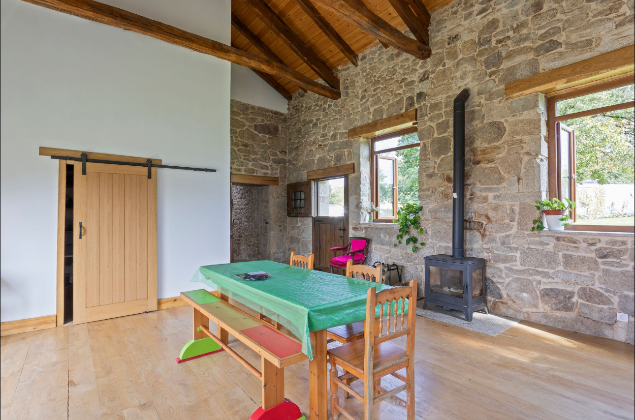 Comedor con chimenea